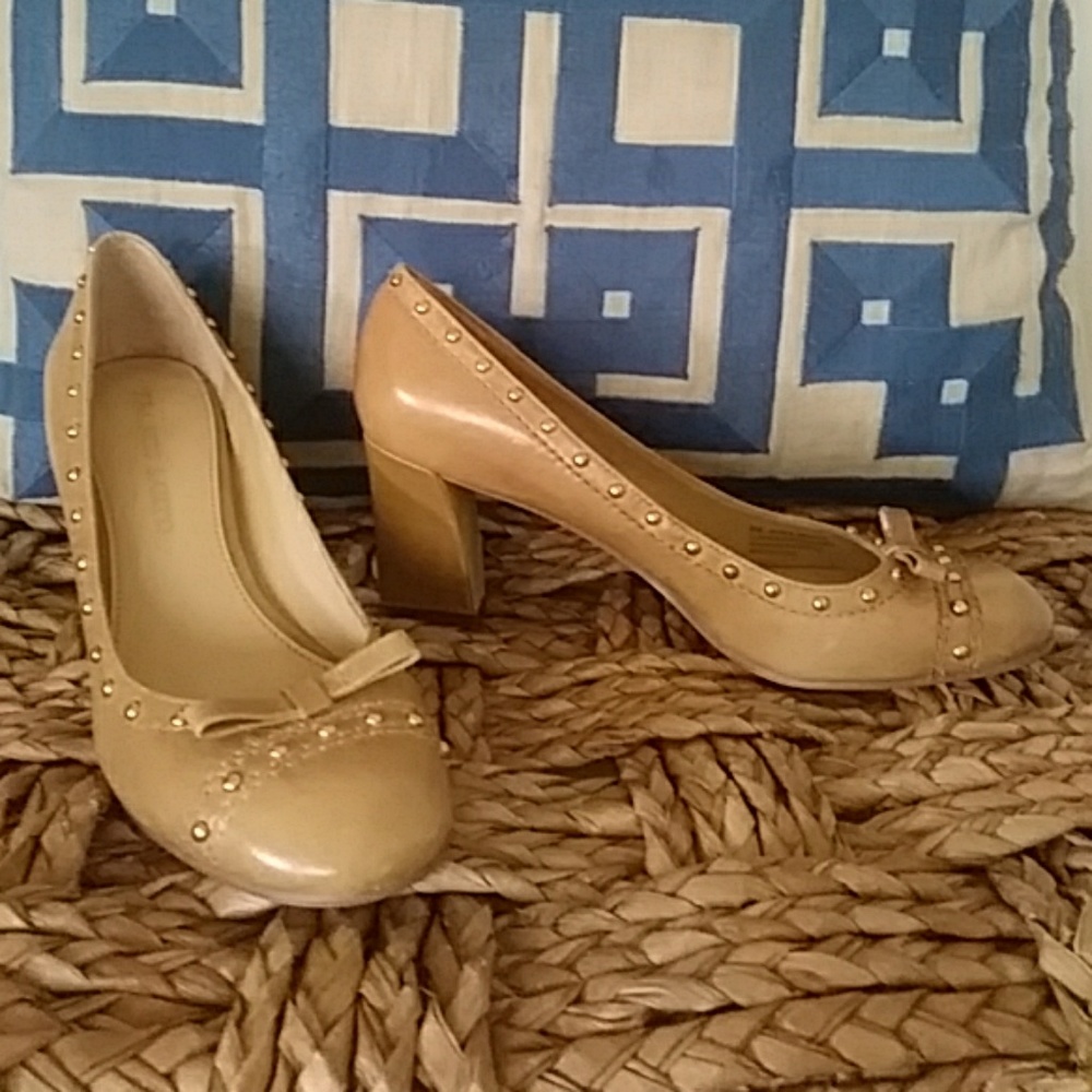 NWT Franco Sarto heels beige/tan with gold studs 8